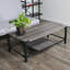 Table basse rectangulaire rustique de style industriel avec rivets d'angle et étagère de rangement, chêne gris