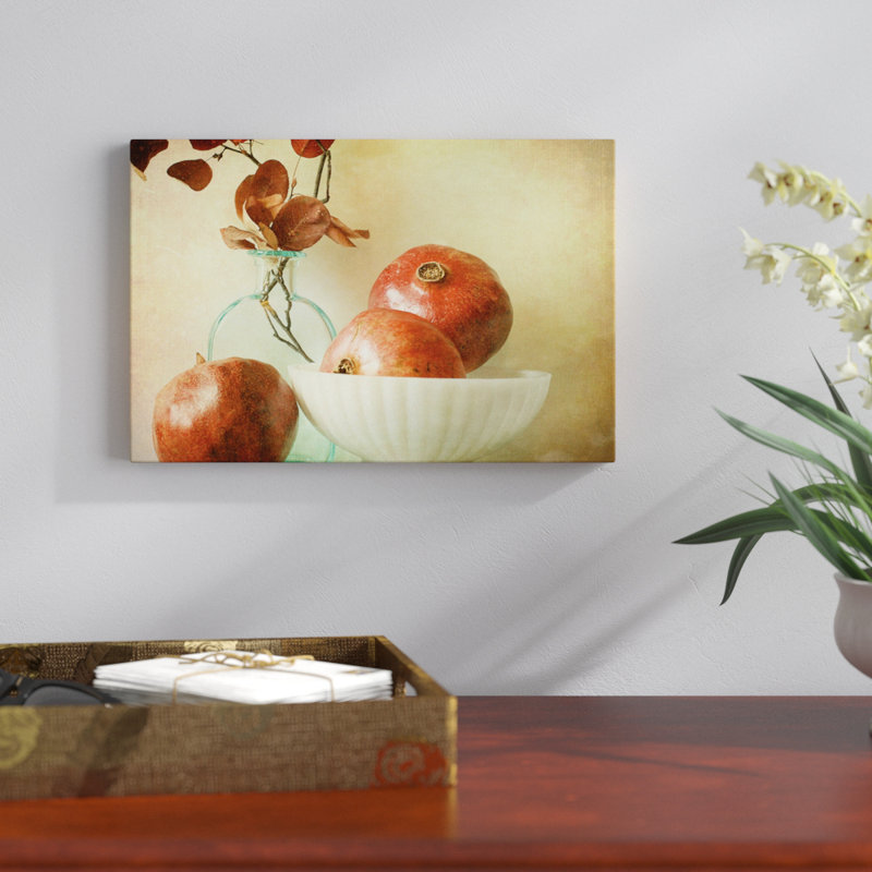 «Pomegranates and Milk Glass», reproduction de photo sur toile tendue, H 18 po x l 26 po x P 1,5 po, Toile avec cadre noir