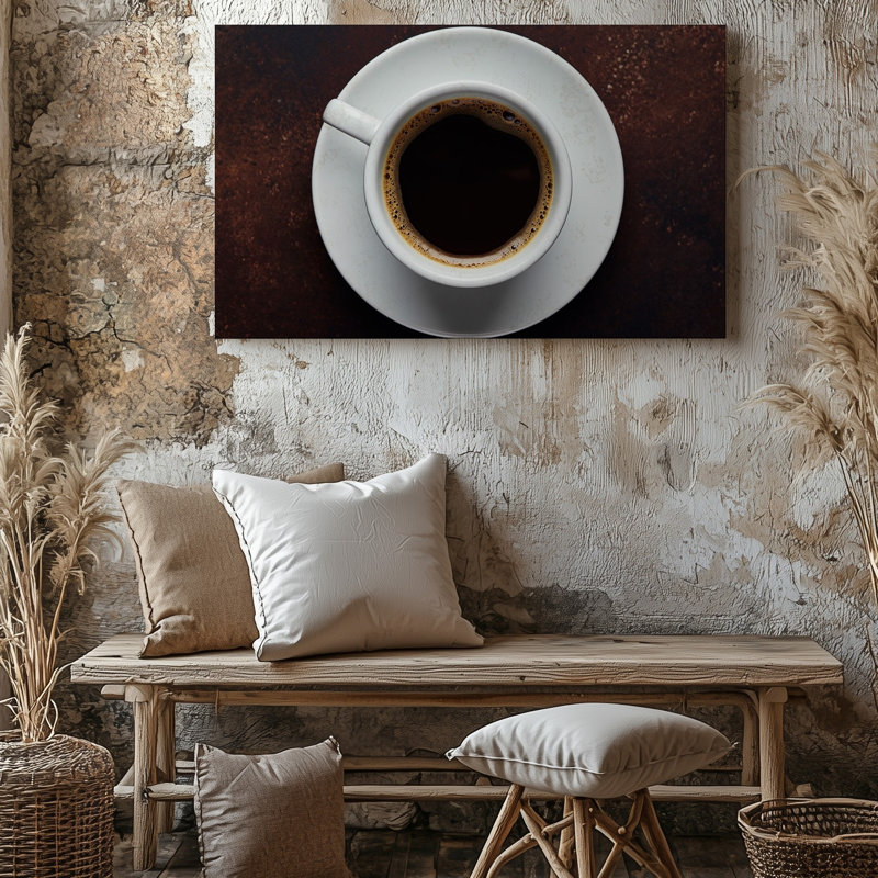 Toile vue de haut en bas d'une tasse d'art murale simple et élégante remplie de café brun foncé avec des bulles subtiles sur toile