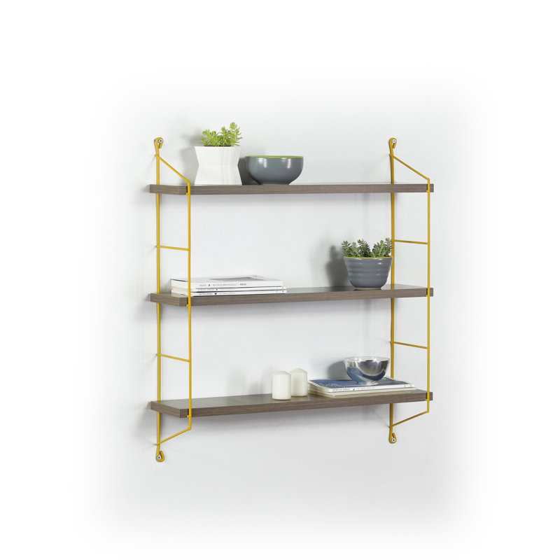 Étagère murale pratique en noyer avec cadre en métal jaune - idéale pour organiser des livres ou des plantes