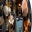Horloge murale en forme de bouteille de parfum avec fleurs roses-93382988