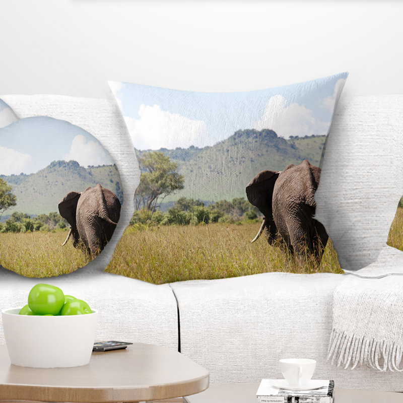 «Retreating Elephant in Savannah» - Coussin décoratif imprimé animal, 18 po x 18 po, Carré