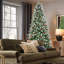 Arbre de Noël de 8 pi avec 2850 pointes, baies rouges et pin de style naturel, branches enneigées, structure à charnières pour une installation rapide, structure en métal à l'apparence recouverte facile à façonner, équilibre du support