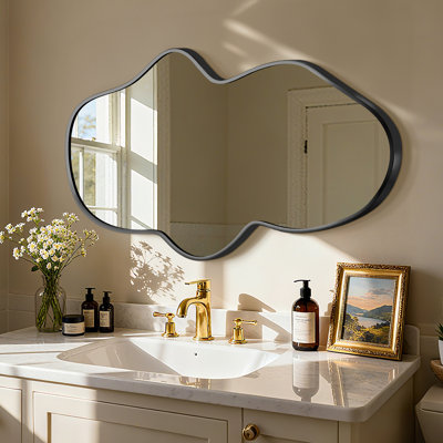 Miroir mural moderne et irrégulier, grand miroir de meuble-lavabo asymétrique décoratif avec cadre en métal pour la salle de bain, la chambre à coucher, le salon ou le vestibule