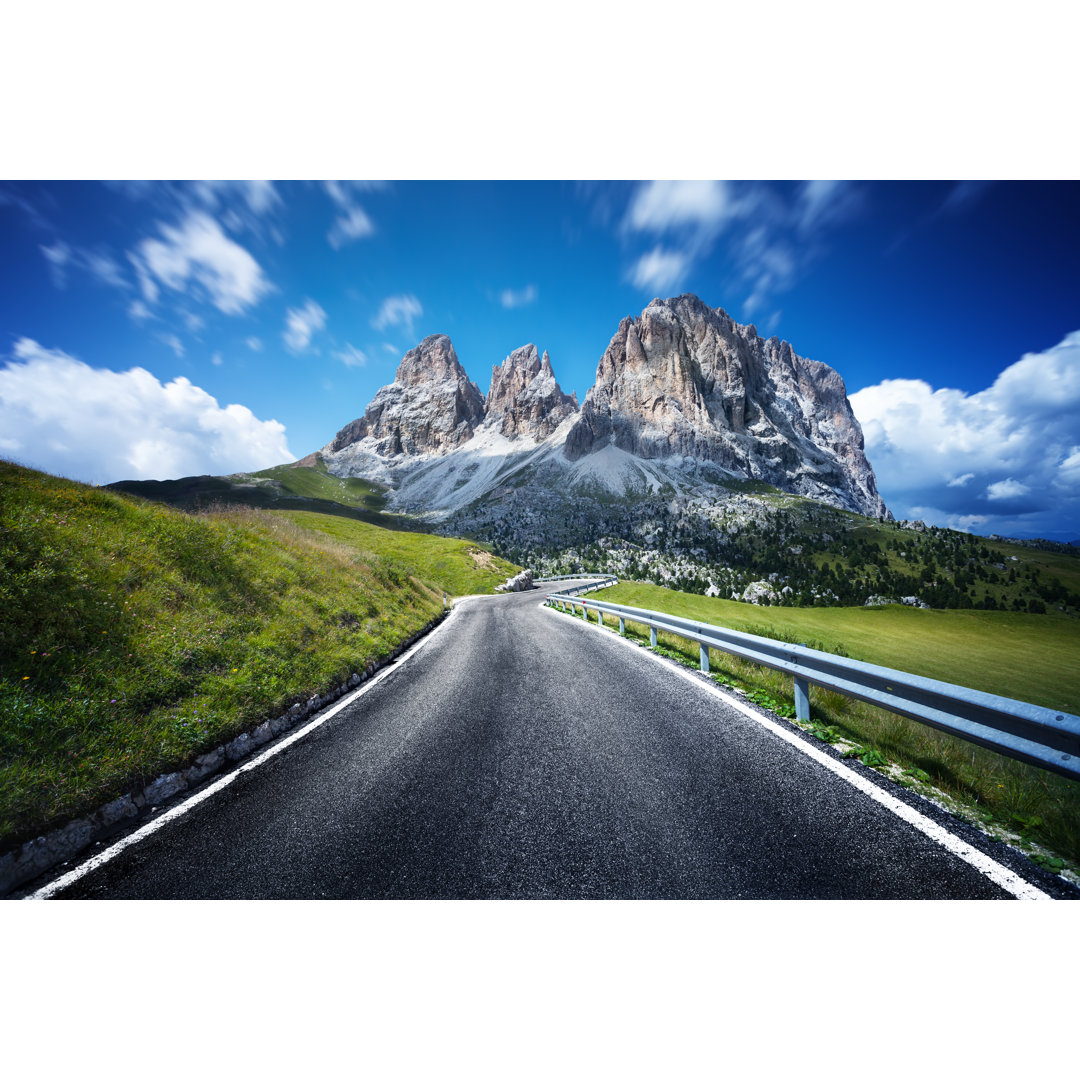 Autobahn durch das Tal der Dolomiten