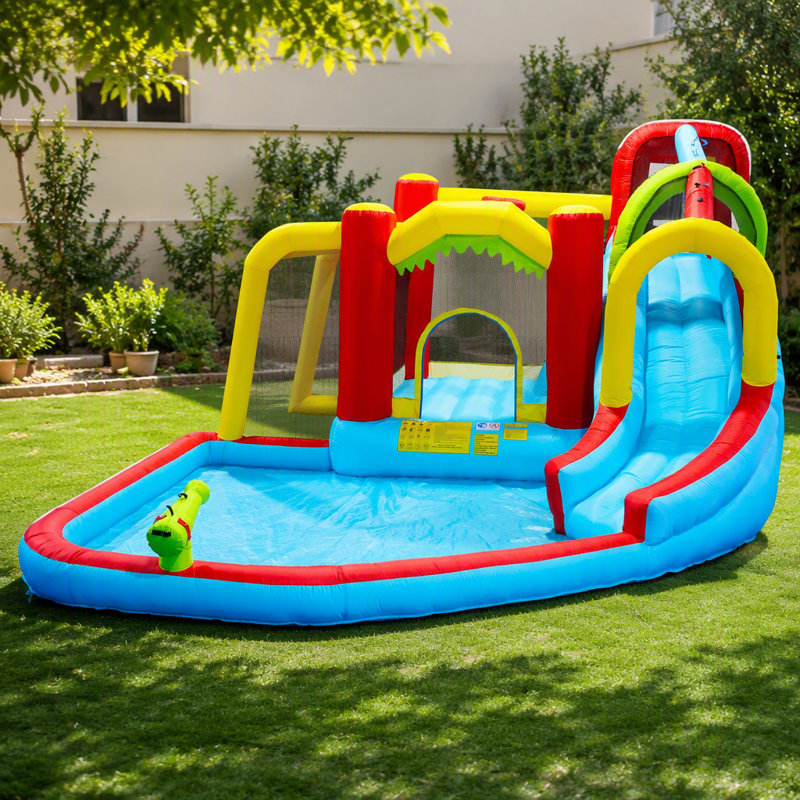Jeu gonflable de jardin gonflable de 7 pieds et de 7 pouces avec piscine pour éclaboussures, pistolet à eau et mur d'escalade