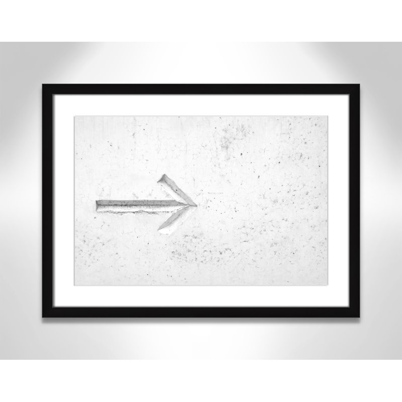 Flèche sur fond blanc par Nik, Blanc, Cadre noir, H 17 po x l 23 po x P 1,25 po