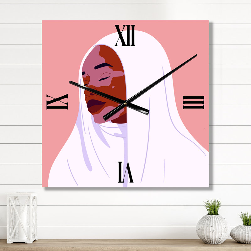 Belle femme afro-africaine souriante avec horloge murale vitiligo, Grand