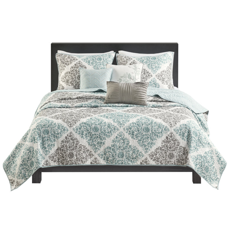 Très grand / très courtepointe très grand. 6 pièces, microfibre avec imprimé de petites feuilles, tissu doux brossé, 2 taies décoratives, 3 pièces de literie - très grand. Microfibre imprimée, décorative