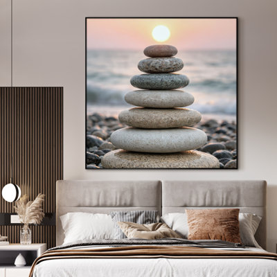 Très grande reproduction d'art sur tissu mural - Pierres empilées zen équilibrées à Sunset Beach avec océan doux pour le salon ou la chambre à coucher - «Assemblage requis du cadre (cadre non fini)»