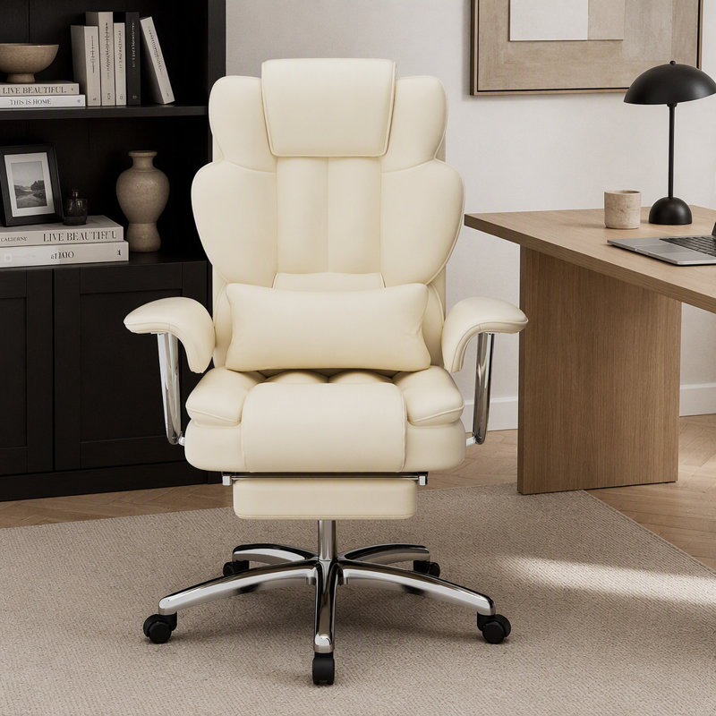 Fauteuil de direction ergonomique en cuir avec repose-pieds, dossier haut et accoudoirs rembourrés pour un confort et un style optimaux.