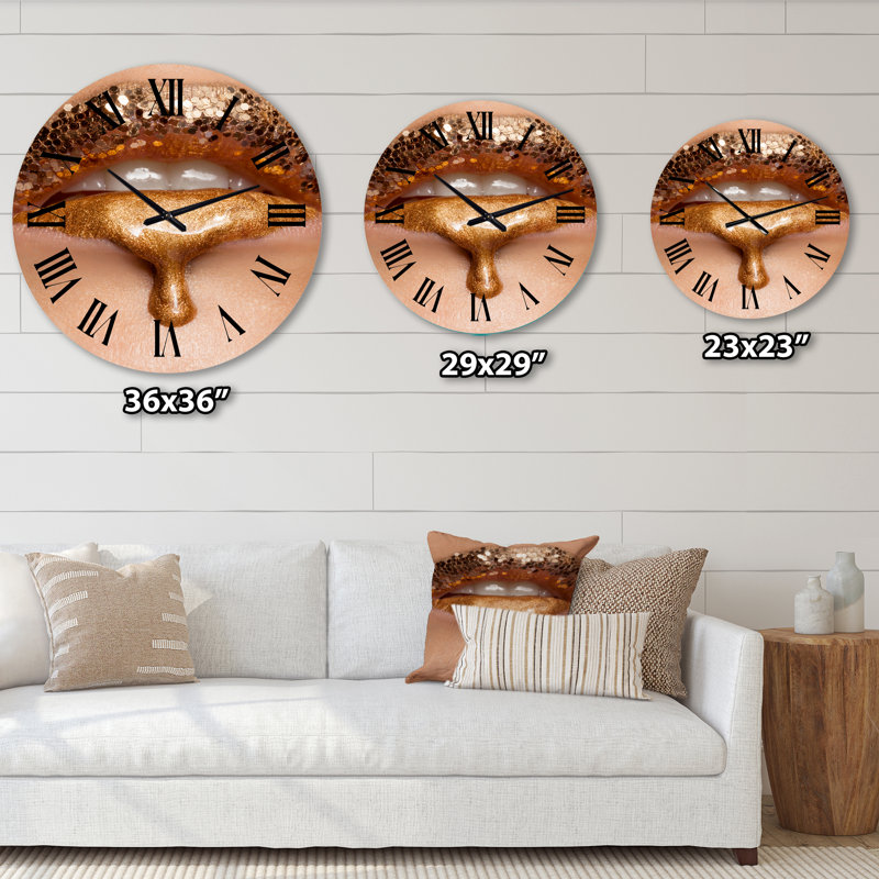 Gros plan sur les lèvres liquides dorées - horloge murale moderne, Moyenne
