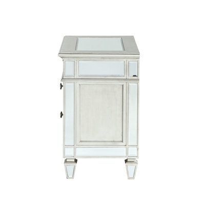 Table de chevet pour chambre à coucher avec deux tiroirs, finition en miroir, fabrication en bois, miroir incrusté, motifs géométriques surélevés, design, pieds fuselés, poignées en cristal, glissières latérales en métal, l 32 po de largeur, 19 po