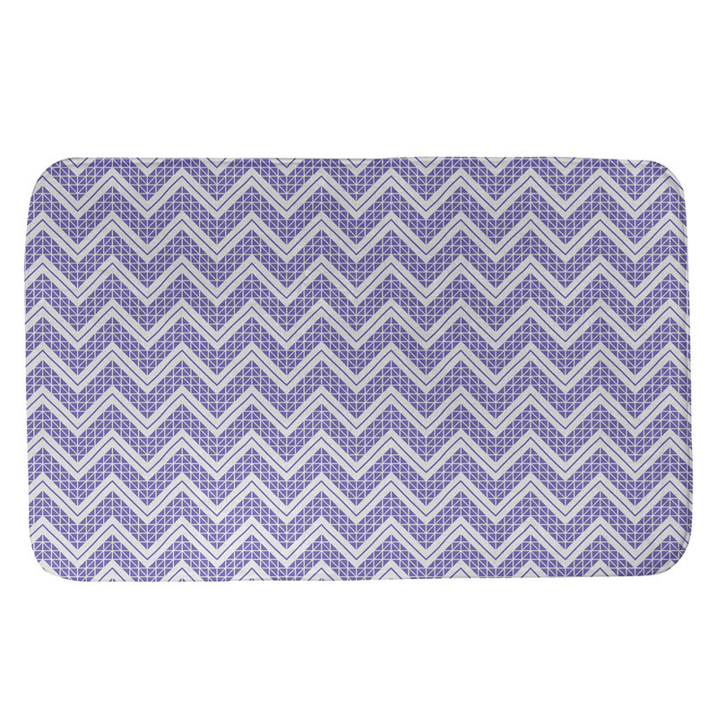 Tapis pour salle de bain à motif à chevrons à la main Stephenie, l 21 po x L 34 po, Mauve / Ivoire