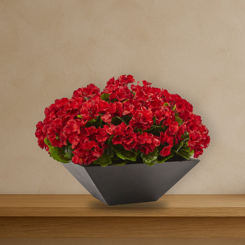 Géranium avec plante noire en soie