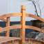 Passerelle à arc classique en bois avec garde-corps pour passage d'étang Outsunny 5FT, orange