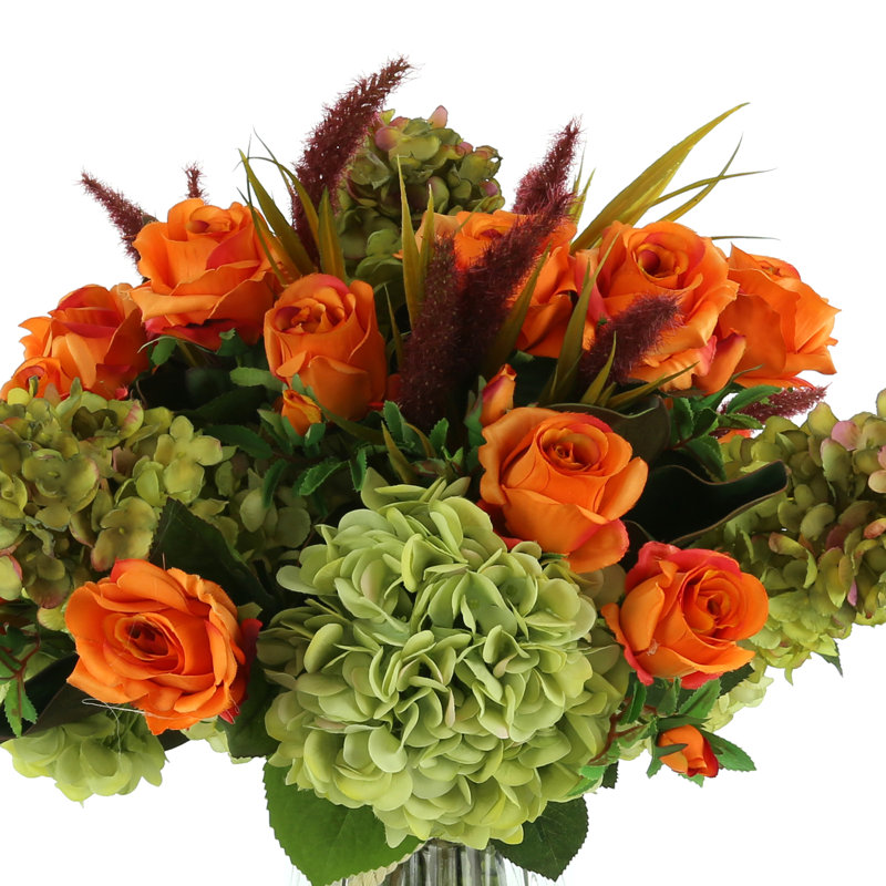 Arrangement floral mélangé dans un vase