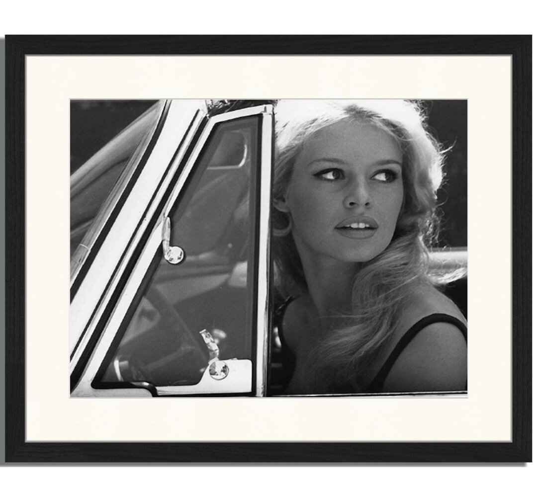 Gerahmtes Poster Brigitte Bardot Driving