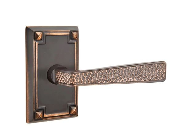 Mortaise intérieure Emtek Passage avec rosette Arts & Crafts et levier martelé, Bronze frotté à l'huile, Gauche