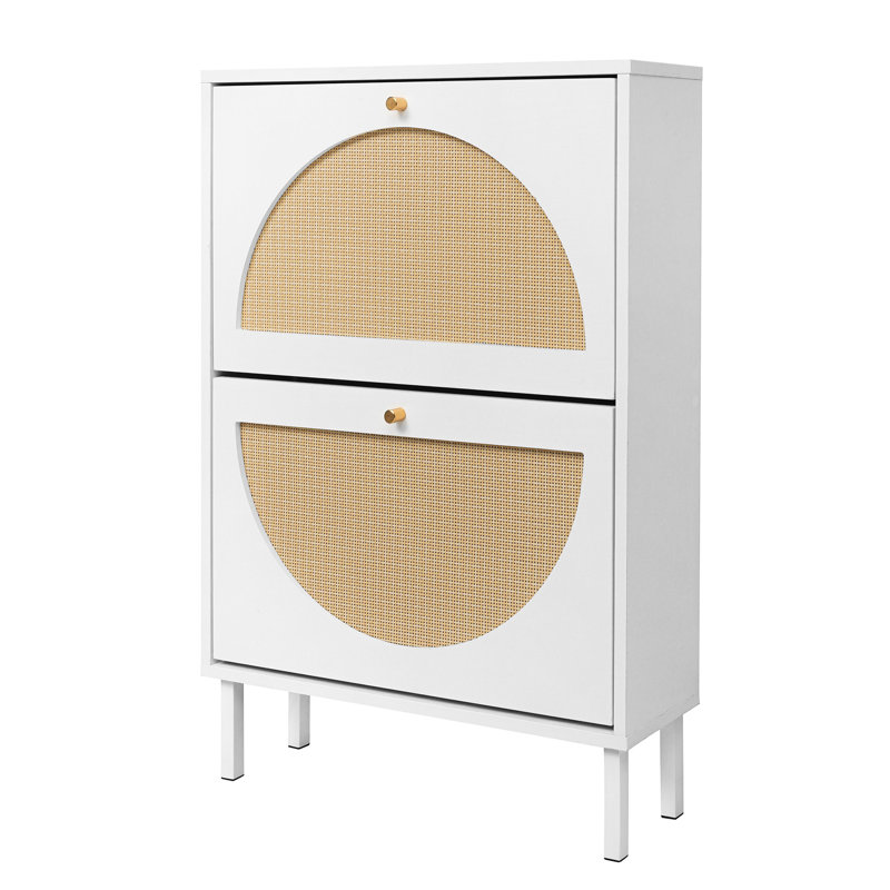 Étagère à chaussures double couche 2 portes en blanc, conçue pour la résistance, poignée dorée élégante, base en métal avec boucle de plaque arrière, équilibre visuel en demi-cercle, salon adapté et blanc
