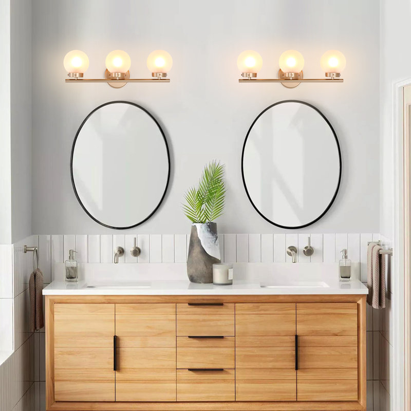 Applique murale Pranet à 3 lumières avec variateur et verre blanc mat.