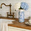 Vase en céramique bleu et blanc avec motifs floraux traditionnels-1564856357