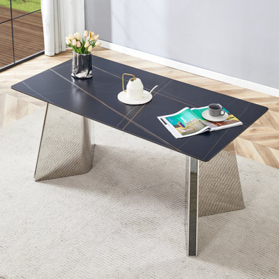 Table de salle à manger 63 po x 31,5 po x 30 po avec plateau en marbre fritté noir, pieds papillon en acier inoxydable, bords à gratter, hauteur standard, facile à nettoyer