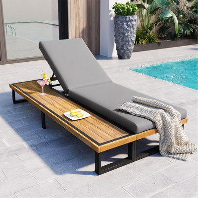 Chaise longue d'extérieur avec dossier réglable à 5 positions, fauteuil inclinable avec coussin, chaise longue avec table d'appoint en bois, structure robuste pour la piscine, le jardin et la cour, gris