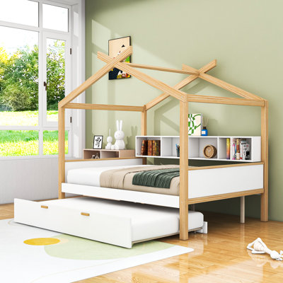 Lit en bois en forme de maison avec lit gigogne escamotable et tablettes intégrées