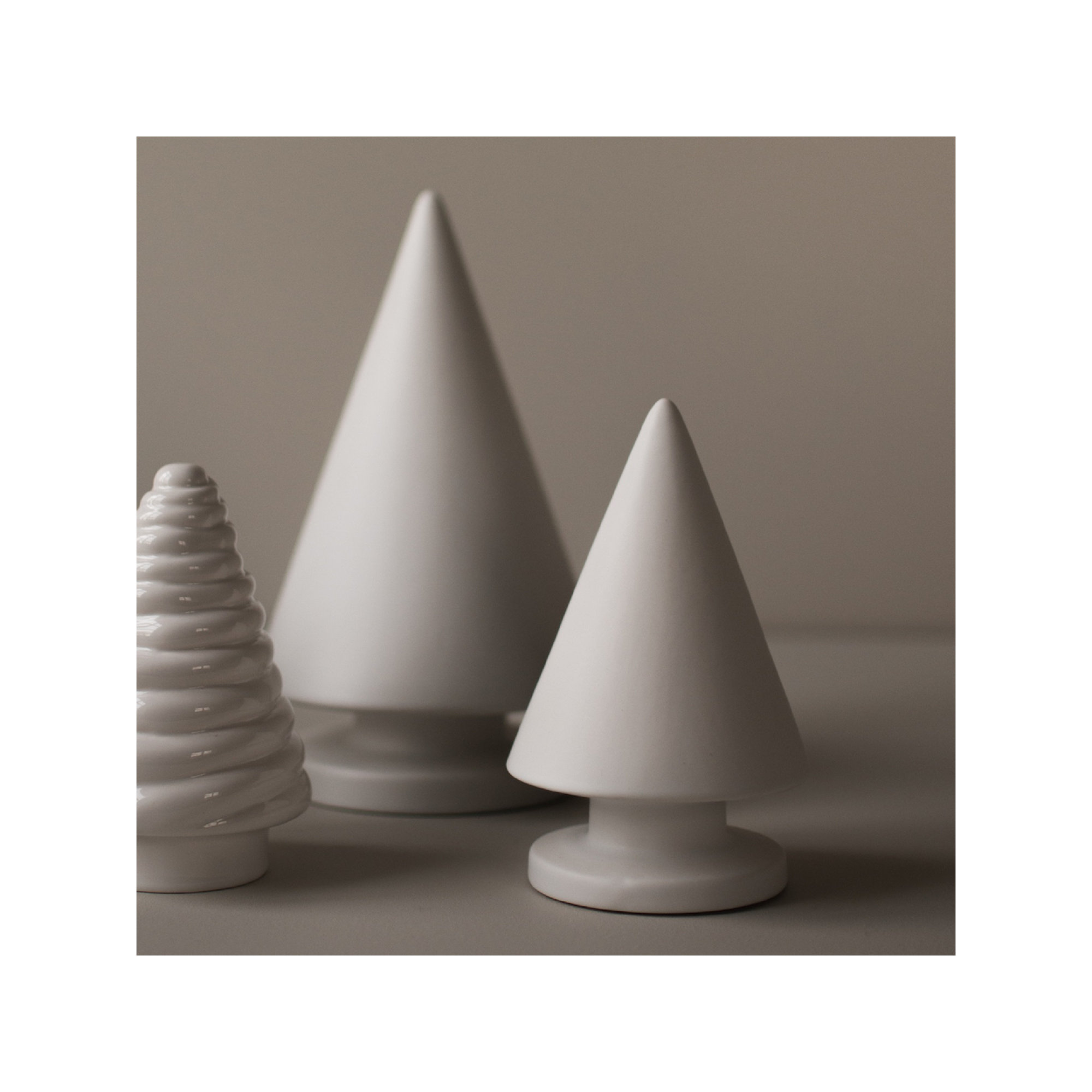 Christmas Tree Mole Ceramic, 6.3'' H x 3.94'' W x 3.94'' D, White