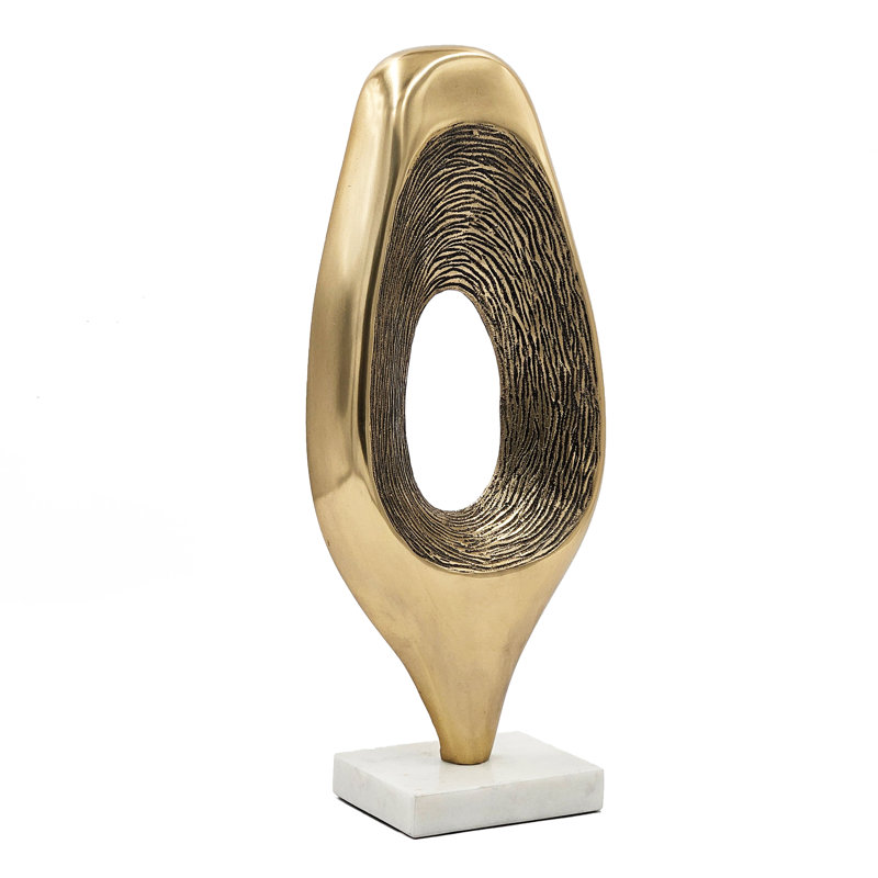 Sculpture abstraite dorée 8 x 4 x 19 po sur base de marbre blanc
