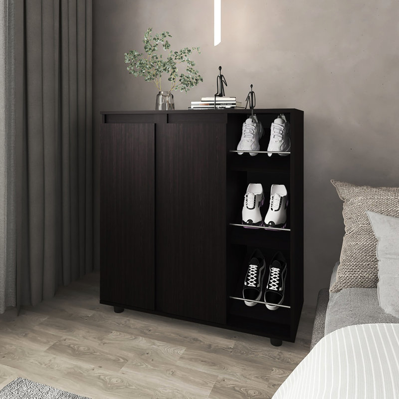 Étagère à chaussures compacte à 3 niveaux pour bottes, chaussures et chapeaux, panneau de particules, fini blanc dans un porte-accessoires de style moderne, design, espaces de vie principaux