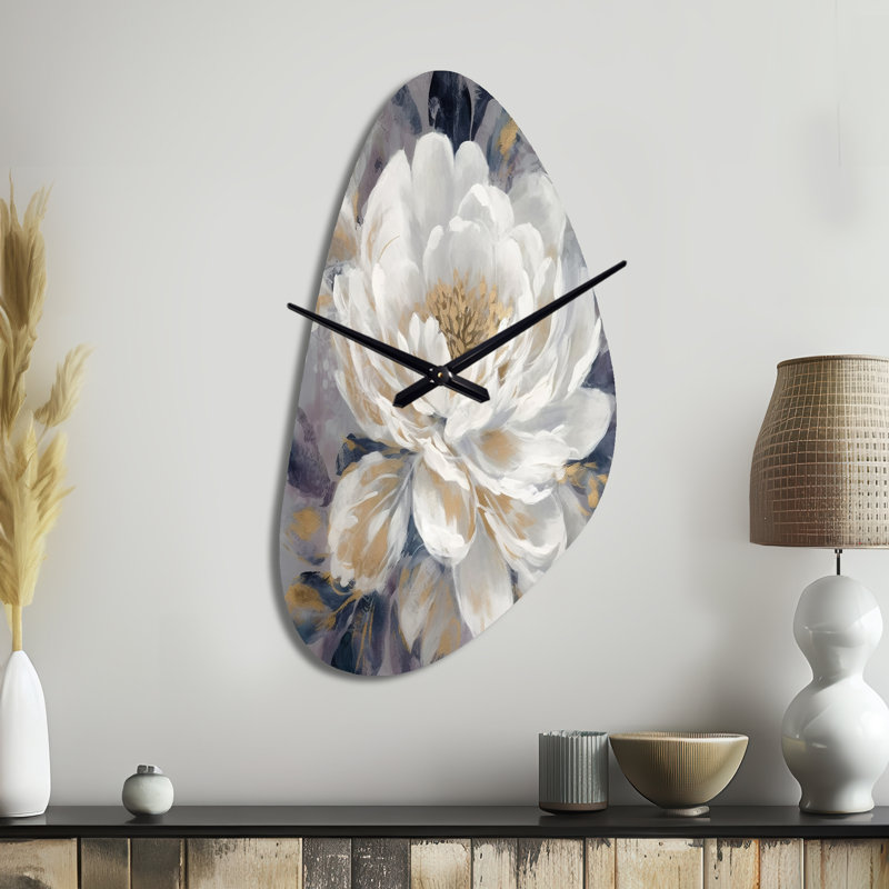 Emotion of White Gold Peony Flower I - Pivoines, forme unique, horloges murales en métal, horloge murale asymétrique blanche