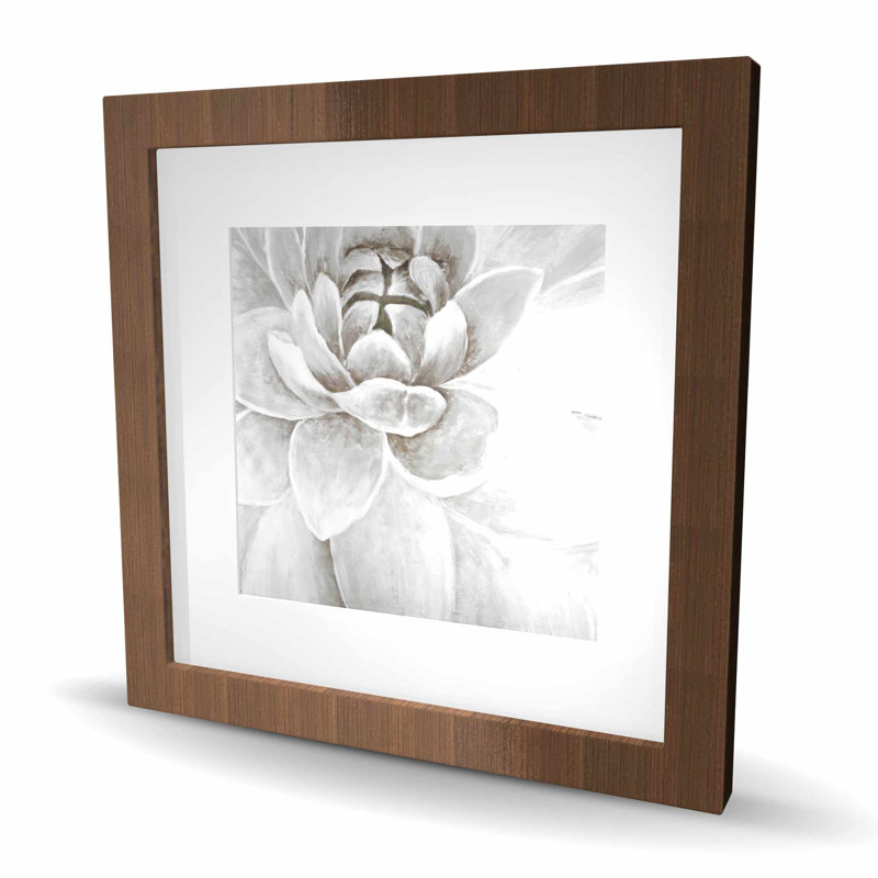 «Delicate White Chrysanthemum - Beige Botanical», reproduction encadrée, H 16 po x l 16 po