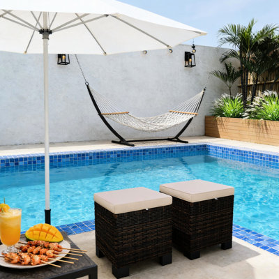 Ensemble de 2 unités carrées pour terrasse et jardin, design élégant, coussins moelleux, housses amovibles, structure en acier thermolaqué, supporte jusqu'à 120 kg, largeur 40 cm, idéal pour terrasse, jardin, bord de piscine, style écurie.