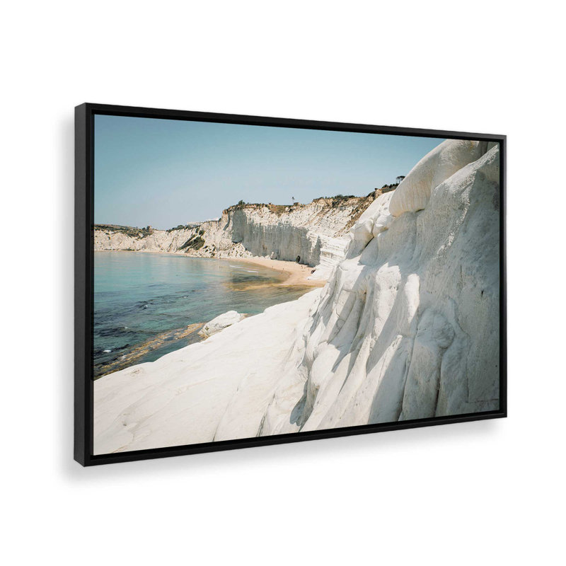 Impression sur toile White Cliff Whispers, dans un cadre en érable américain, 32 po x 48 po, Cadre flottant noir satiné