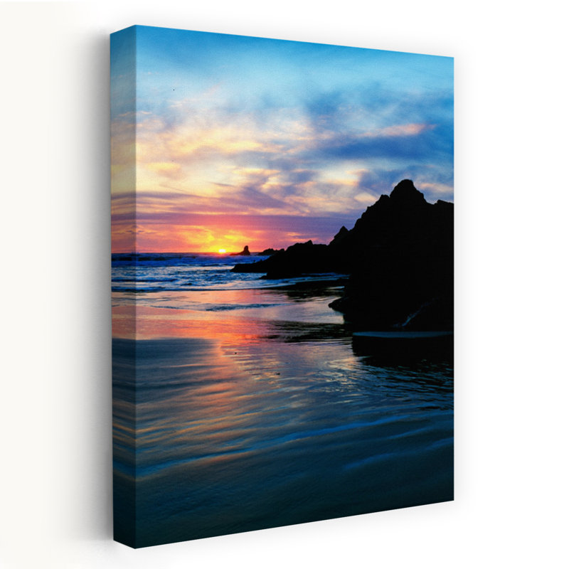 Coucher de soleil et nuages au-dessus de la plage du Croissant-Rouge, plage contemporaine abstraite, art naturel
