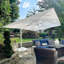 Parasol carré blanc en polyester 8 pi avec base et rotation à 360 °-373229229-397929493