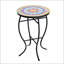 Charmante table d'appoint ronde pour l'extérieur avec plateau de style mosaïque et pieds en fer courbés, carreaux de céramique bleue et blanche