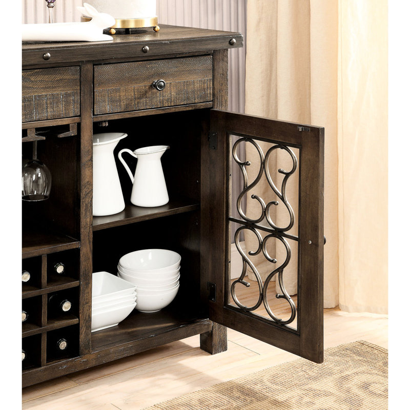 Desserte rustique en noyer avec détails à volutes en métal, verrerie suspendue, support à vin et tablettes, 1 pièce en bois massif de style contemporain