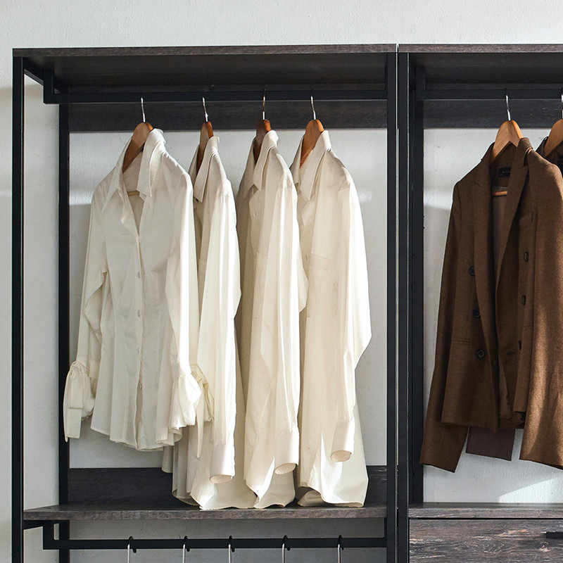 Garde-robe chauffant: et garde-robe spacieux avec des tablettes très profondes pour une organisation efficace