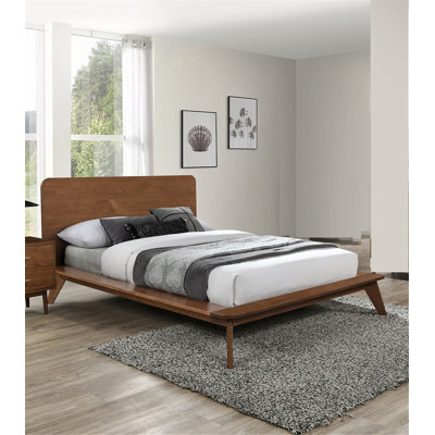 Très grand lit plateforme noyer de style Mid-Century avec placage en bois massif et pieds fuselés, prêt pour le matelas