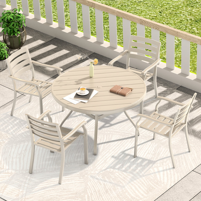Ensemble de salle à manger d'extérieur pour patio 5 pièces, 4 chaises empilables et une table ronde de 40,6 po avec trou de parasol réglable, matériau résistant aux intempéries, arrangement de sièges pour la pelouse, épissure en métal