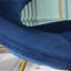 Chaise en velours bleu avec dossier rembourré doux et base dorée-185148164