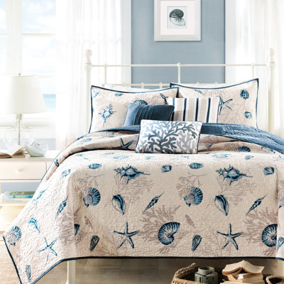 Courtepointe en microfibre bleue avec détails de broderie et 3 coussins décoratifs, passepoil bleu double / grand
