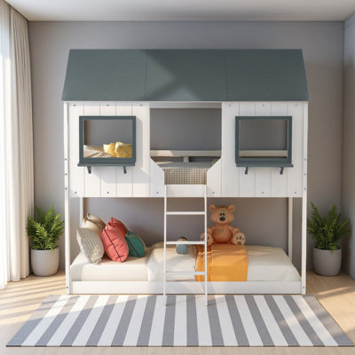 Lit superposé simple au-dessus d'un lit simple en bois avec toit, fenêtre, garde-corps et échelle