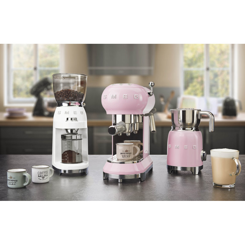 Mousseur à lait de style rétro 50ème depuis SMEG, Rose