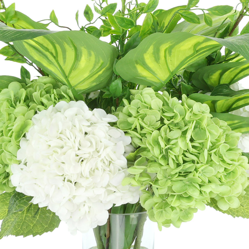 Hortensias Real-Touch disposés avec verdure mixte