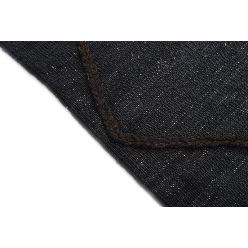 Tapis noir 4 pi 2 po x 5 pi 11 po