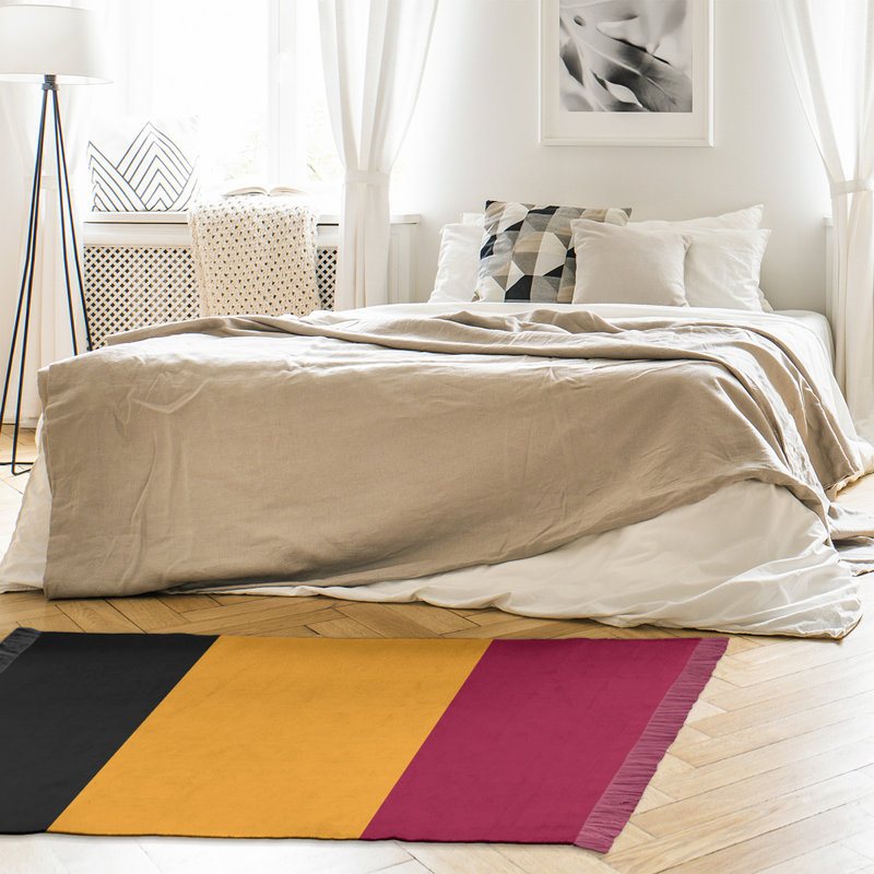Tapis à rayures 4,6 pi x 5,5 pi noir/jaune/rouge